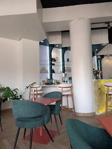 Le comptoir et ses étagères