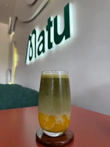 Un mocktail devant l’enseigne Matu