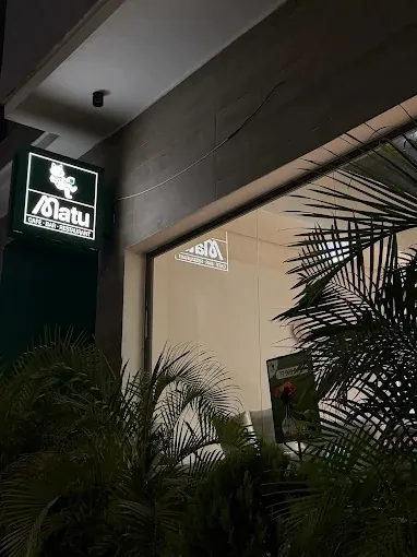 La façade de Matu Café le soir
